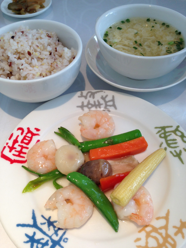 Shrimp stir fried accompanied by a soup and brown rice