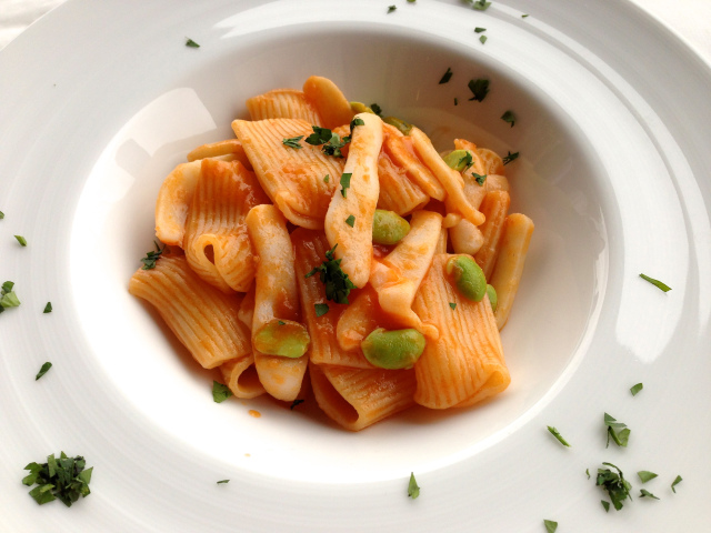 Tomato pasta with beans