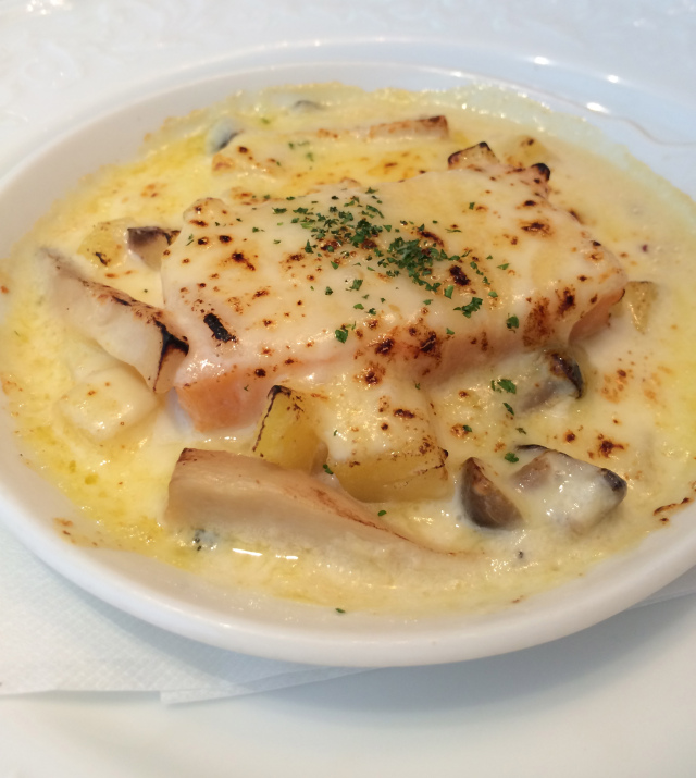 First appetizer choice : Shrimp quenelles gratin style with mushroom and potatoes